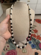 Collana lunga di perle finte