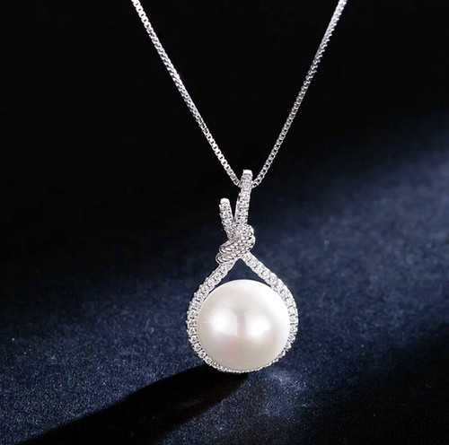 Collana ciondolo perle